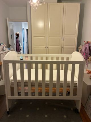 Cuna de madera blanca con estrella