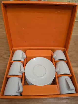 Juego de café de loza blanco sin usar