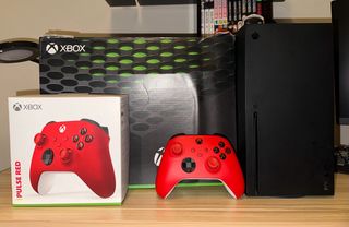 Xbox Series X + Mando Rojo