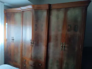 Armario de madera marrón