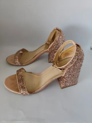 Sandalias de tacón Bershka dorados/rosas T39
