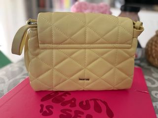 Bolso acolchado amarillo pastel