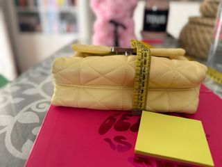 Bolso acolchado amarillo pastel