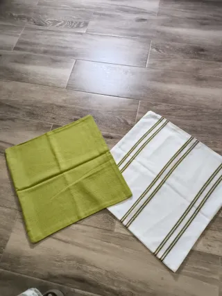 Fundas de cojín verdes y blancas