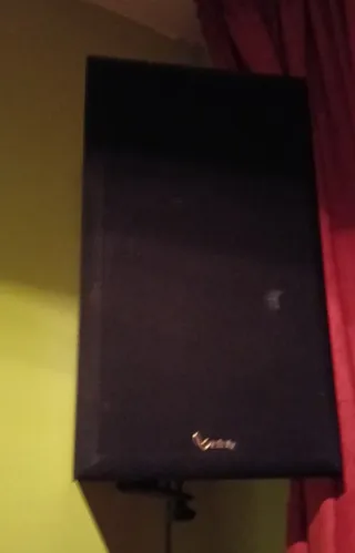 Altavoces negros y amarillos