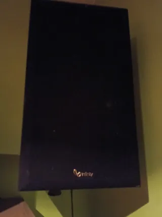 Altavoces negros y amarillos