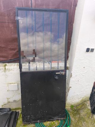 Puerta de hierro con rejas