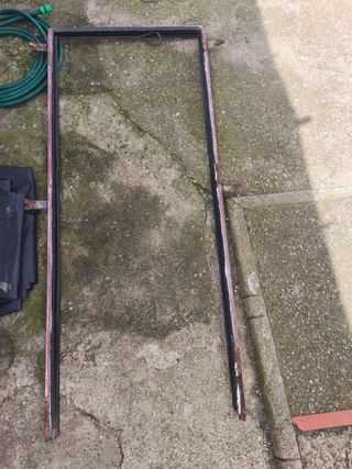 Puerta de hierro con rejas