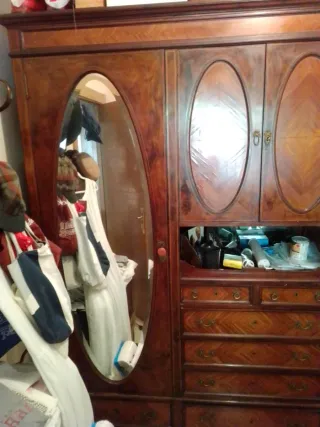 Armario de madera noble