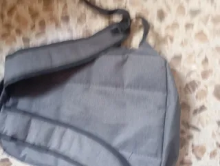 Mochila negra con detalles rojos