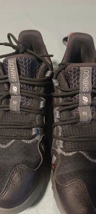 Zapatillas New Balance Montaña Negras/Rojas