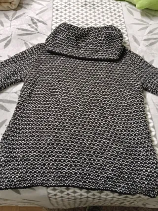 Jersey cuello alto blanco y negro