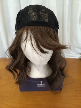 Peluca castaña ondulada mate