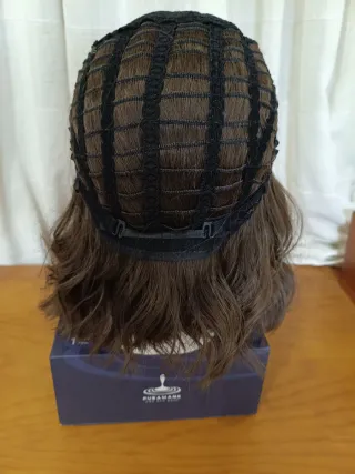 Peluca castaña ondulada mate