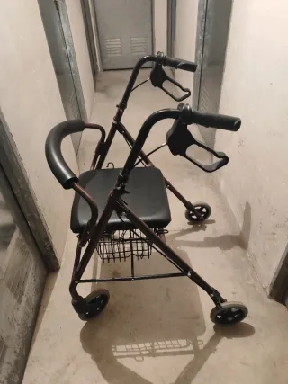 Andador adulto con cesta