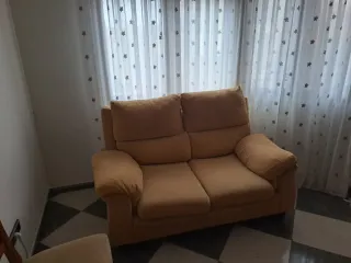 Sofá de 2 plazas amarillo