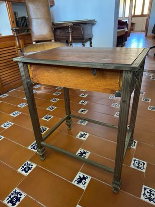 Mesa auxiliar metálica con cajón antigua