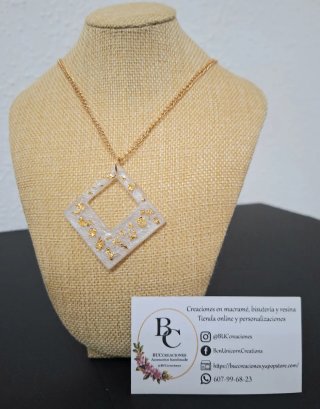 Collar blanco nacarado