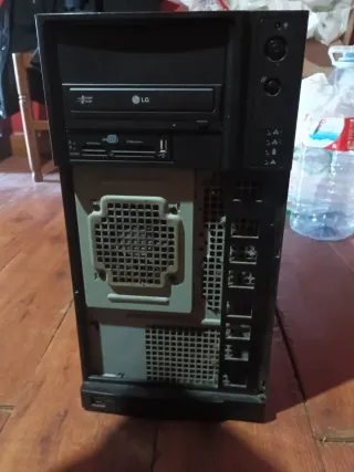PC Torre Negra y Gris