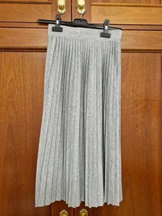 Falda midi plisada gris claro