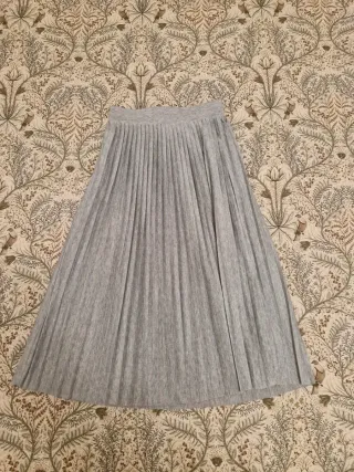 Falda midi plisada gris claro