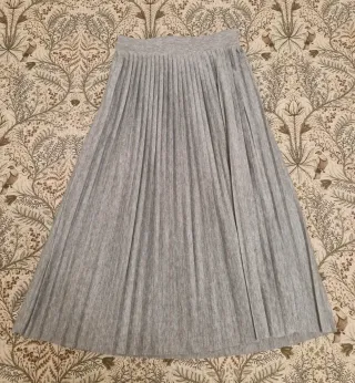 Falda midi plisada gris claro