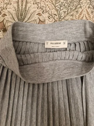 Falda midi plisada gris claro