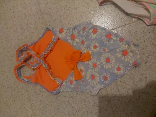 Bañador niña flores talla 8 B& B Corte Inglés