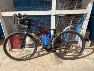 Bicicleta Gravel Giant revolt 2023