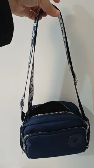Bandolera azul con múltiples bolsillos