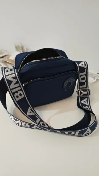 Bandolera azul con múltiples bolsillos