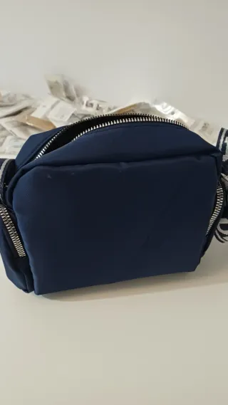 Bandolera azul con múltiples bolsillos