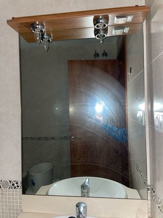 Mueble de baño con lavabo y espejo