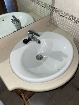 Mueble de baño con lavabo y espejo