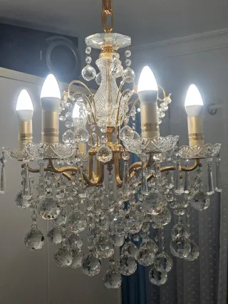 Lámpara de araña de cristal dorada