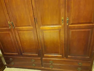 Armario de madera maciza. EN PERSONA.Ultimo precio