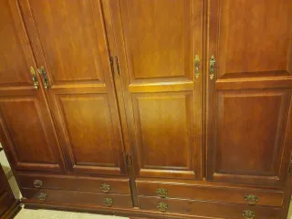 Armario de madera maciza. EN PERSONA.Ultimo precio