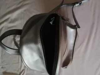 Mochila Bershka plateada