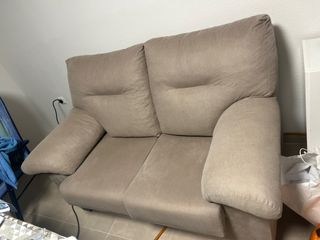 Sofá de 2 plazas en tela beige en muy buen estado