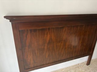 Cabecero de madera marrón