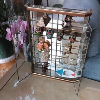 Vitrina cristal miniaturas + figuras decorativas