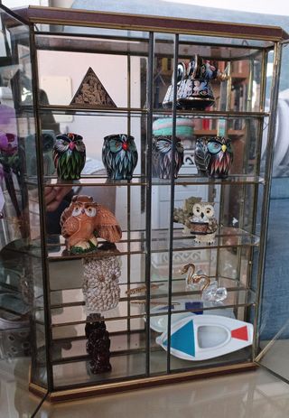 Vitrina cristal miniaturas + figuras decorativas