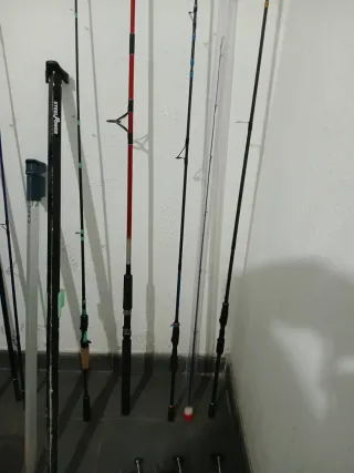 3 cañas de pesca y 4 carretes