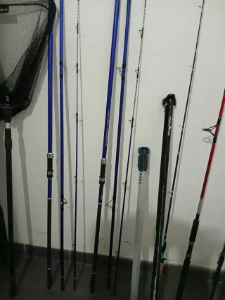 3 cañas de pesca y 4 carretes