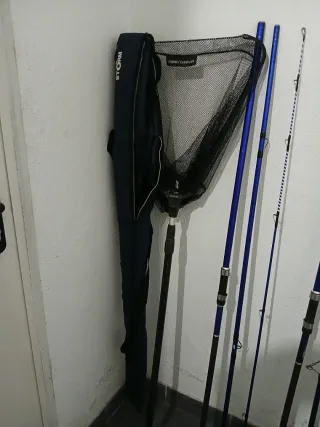 3 cañas de pesca y 4 carretes