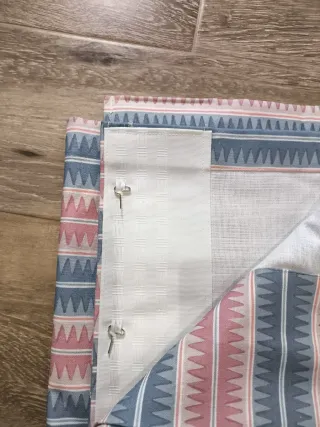 Cortina de tela con diseño geométrico