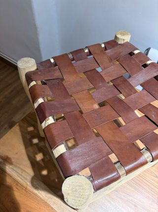 Banqueta de madera y piel tejida