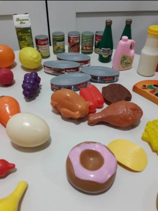 Juguetes de comida y carrito de la compra