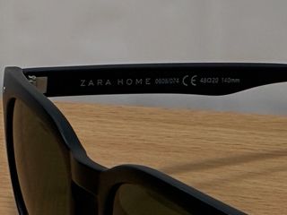 Gafas de sol negras y verdes