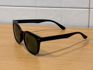 Gafas de sol negras y verdes